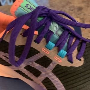 ASICS only worn a few times. Almost perfect.